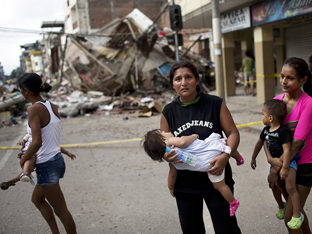 Preview thumbnail for the article: Ecuador Earthquake Victims Fight to Survive