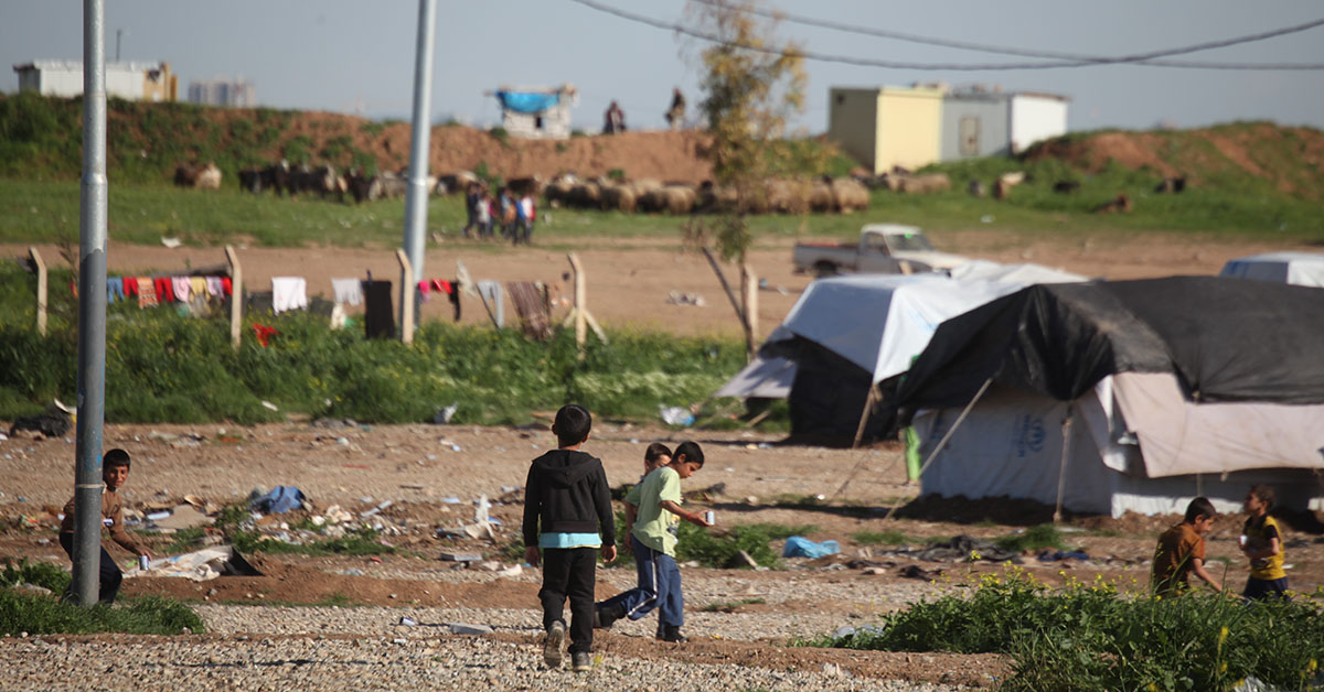 Refugee children face the brutal heat without water