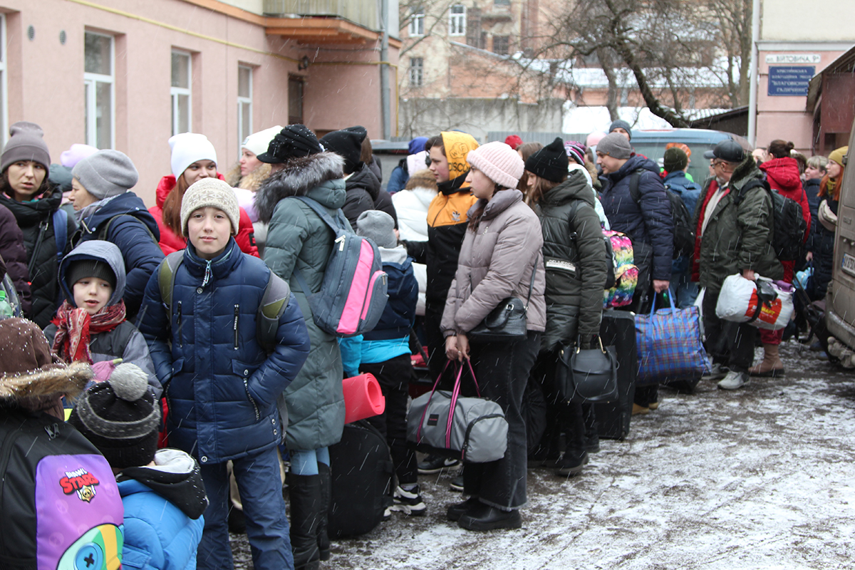 ukrainian refugees wait in line for food