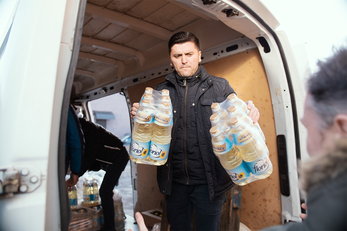 man provides aid to ukrainian refugees