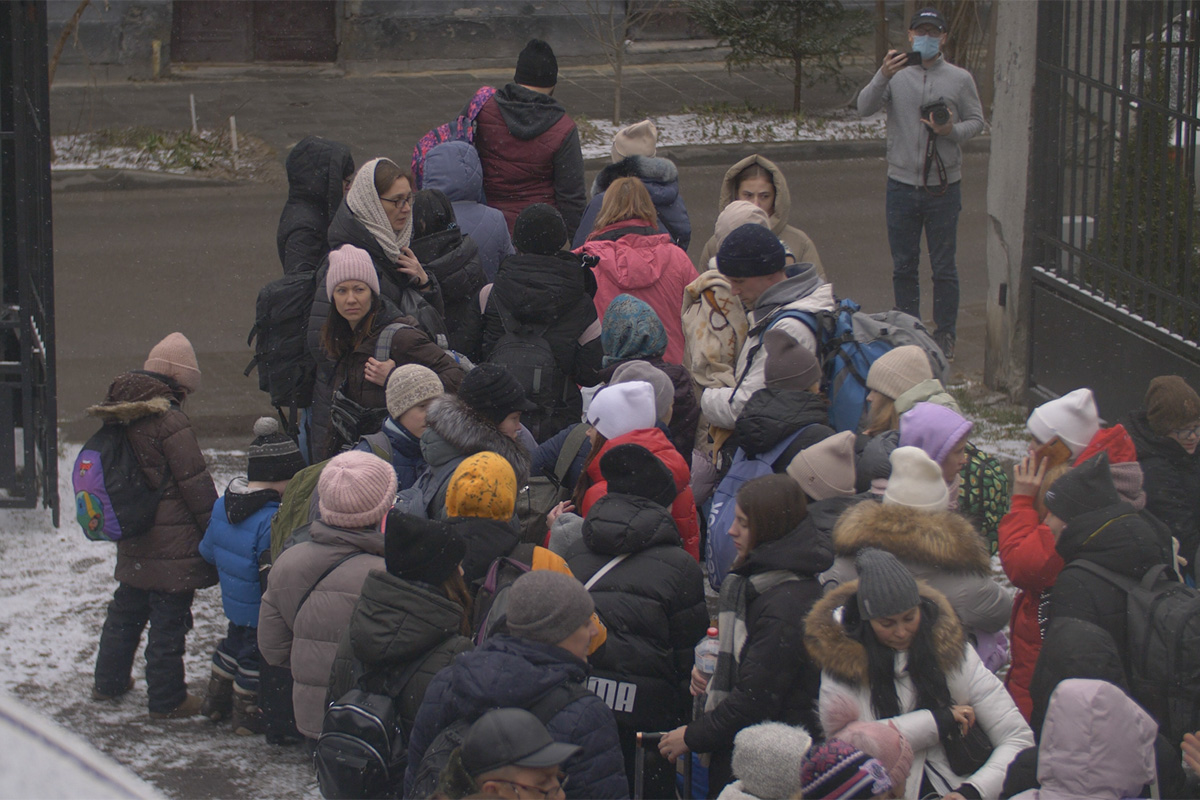 ukrainian refugees wait in line for food